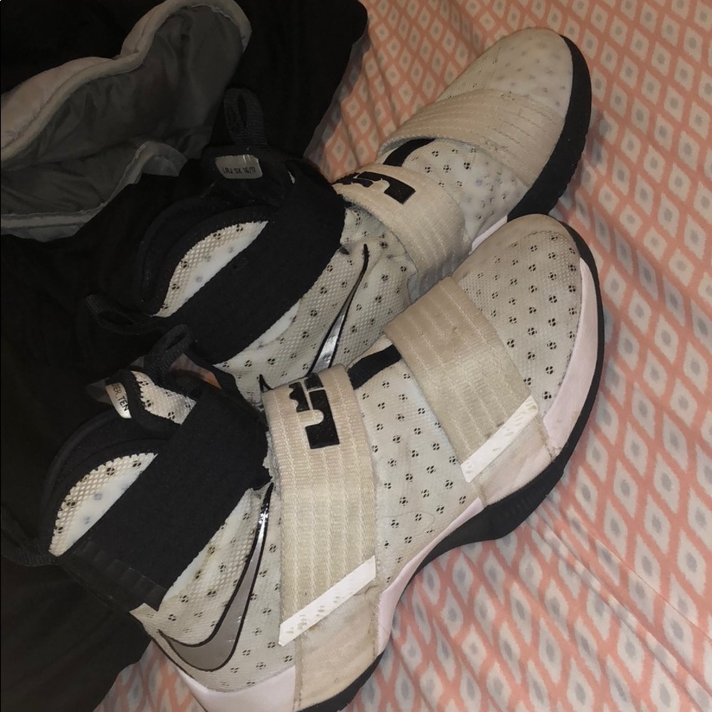 Lebron Soldier 10 basketball shoes
